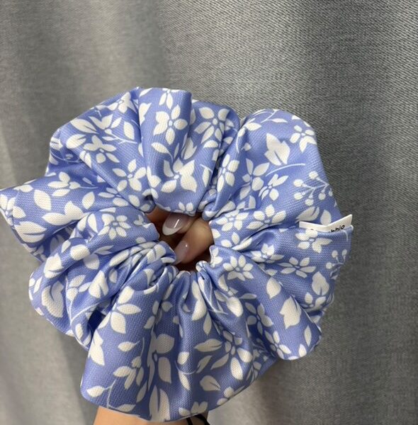 Scrunchie Μπλε με Λευκά Λουλούδια