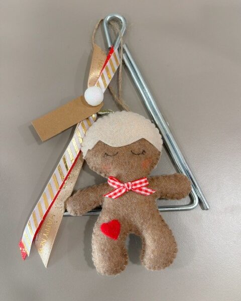 Τριγωνάκι με Τσόχινη Φιγούρα – Χειροποίητο Μπισκοτούλης