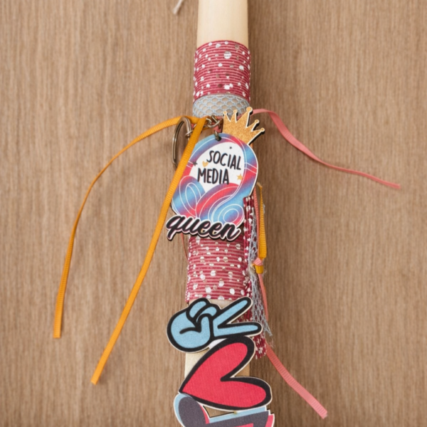 Πασχαλινή Λαμπάδα «Social Media Queen» με Μπρελόκ
