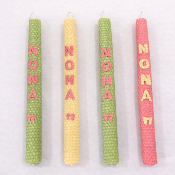 ✨ Χειροποίητη λαμπάδα από φυσικό κερί μέλισσας – Νονά